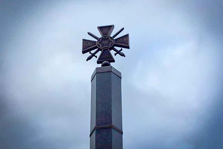 Крест, установленный на вершине стелы