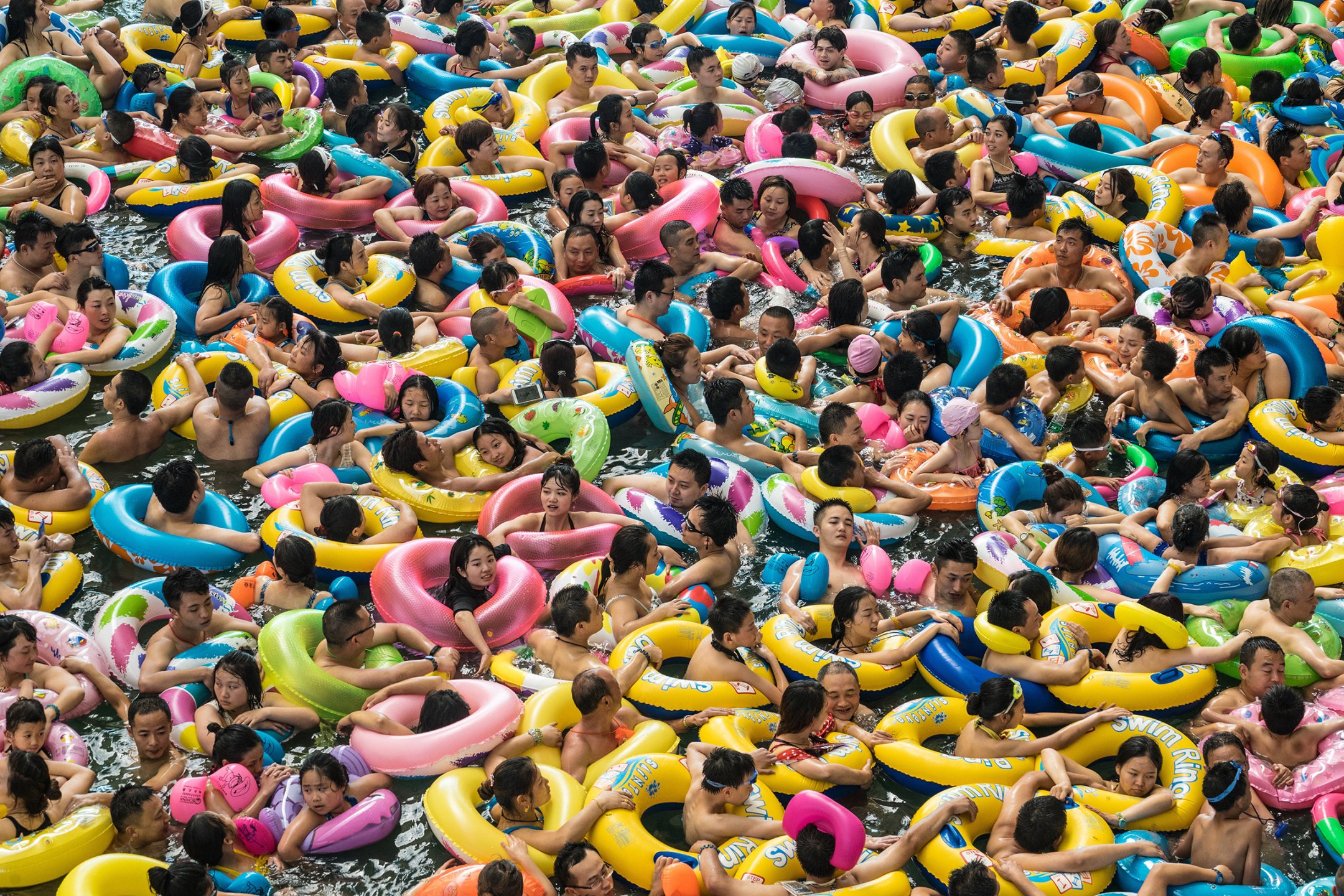 Китайцы купаются в гигантском бассейне, способном вместить до 10 тыс. человек, провинция Сычуань