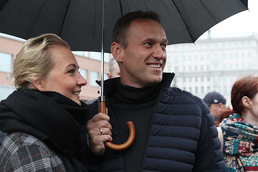 Оппозиционер Алексей Навальный с женой Юлией