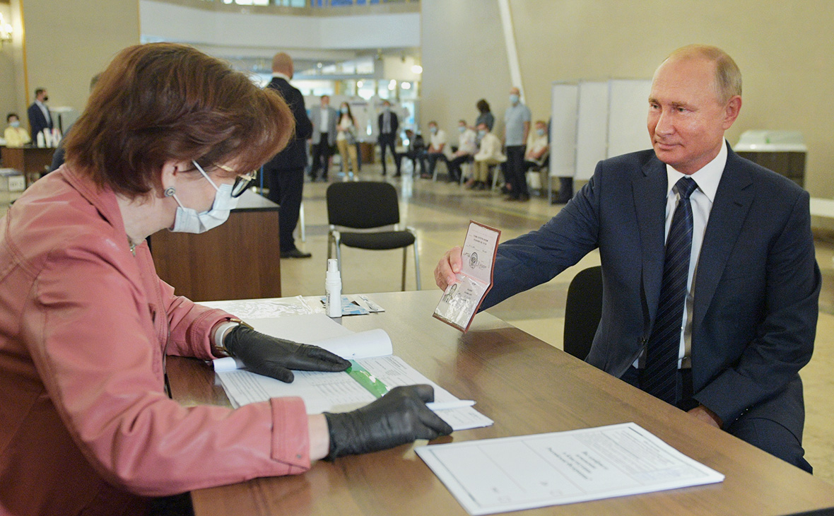 Владимир Путин на избирательном участке в здании президиума Российской академии наук, Москва