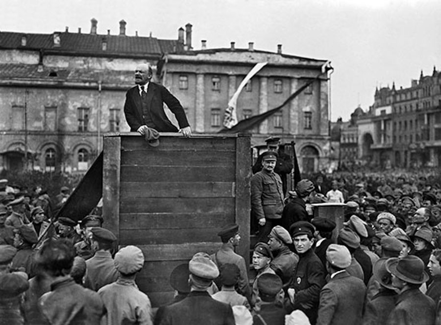 Выступление Владимира Ленина на площади перед Большим театром, 5 мая 1920 год. На первой фотографии рядом с Троцким стоит Лев Каменев, которого также признали &laquo;врагом народа&raquo;