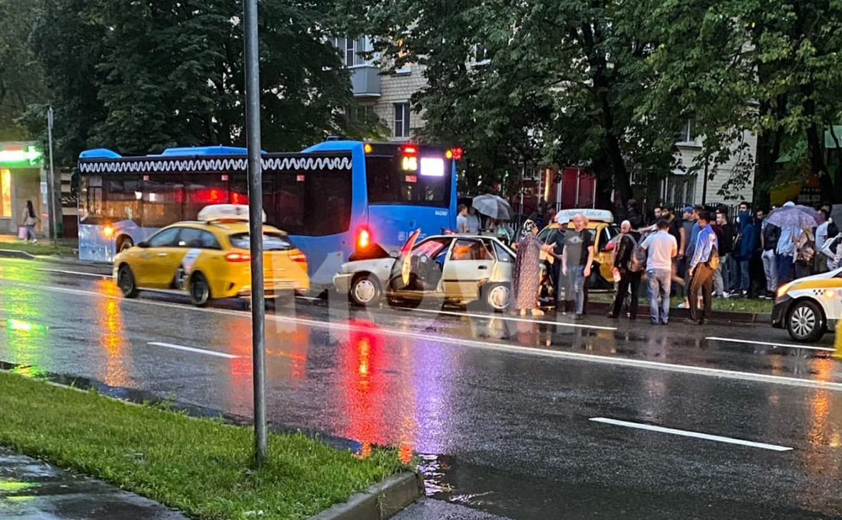В Москве четыре человека пострадали в ДТП с автобусом