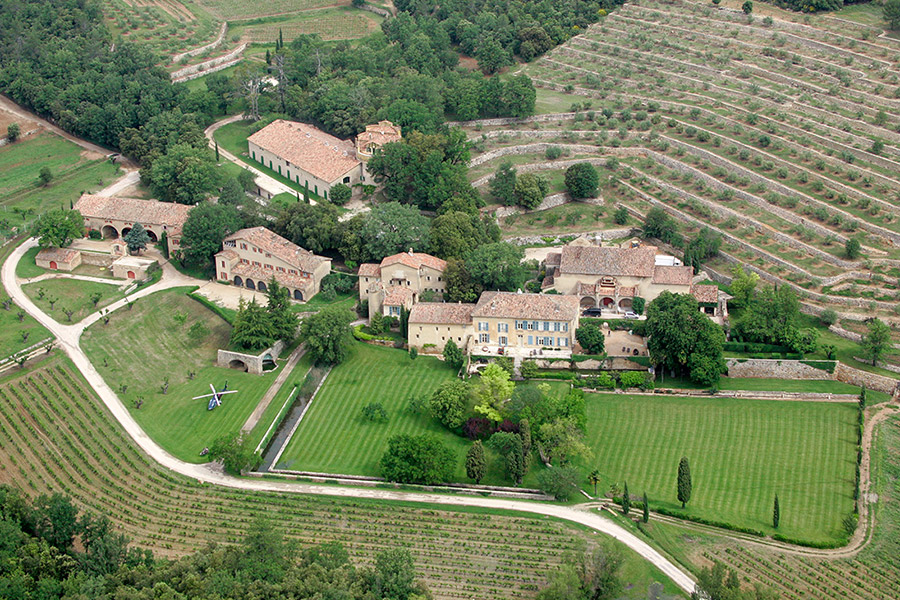 Брэд Питт и Анджелина Джоли приобрели Chateau Miraval в Провансе в 2008 году за $60 млн. Помимо замка XVII века они стали собственниками земли, в том числе 60 гектаров&nbsp;виноградников.

По условиям владения&nbsp;они не могут продать свои доли без согласия друг друга