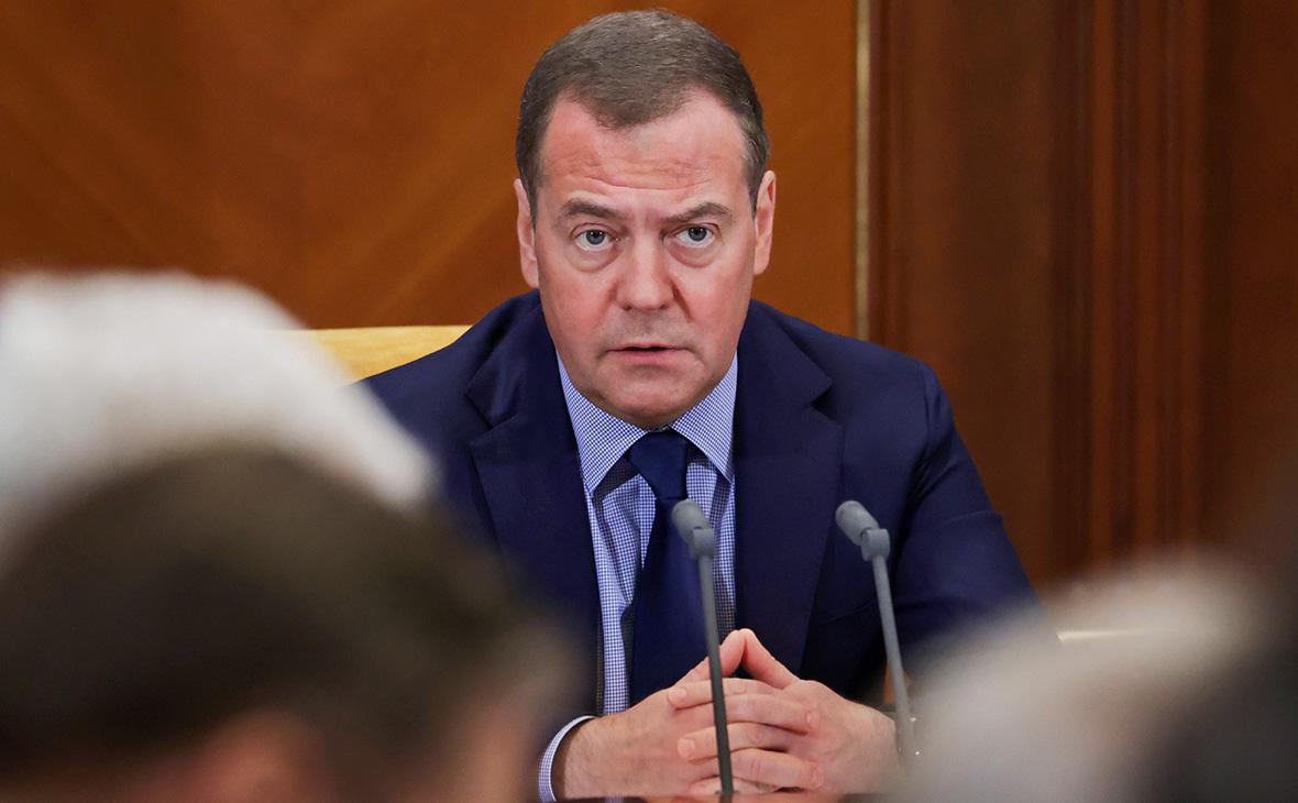 Медведев допустил появление альянса стран, «которых достали американцы»"/>













