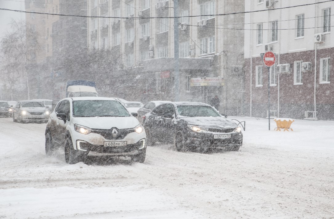 Из-за аномального снегопада возникли сложности с движением и на федеральных автодорогах