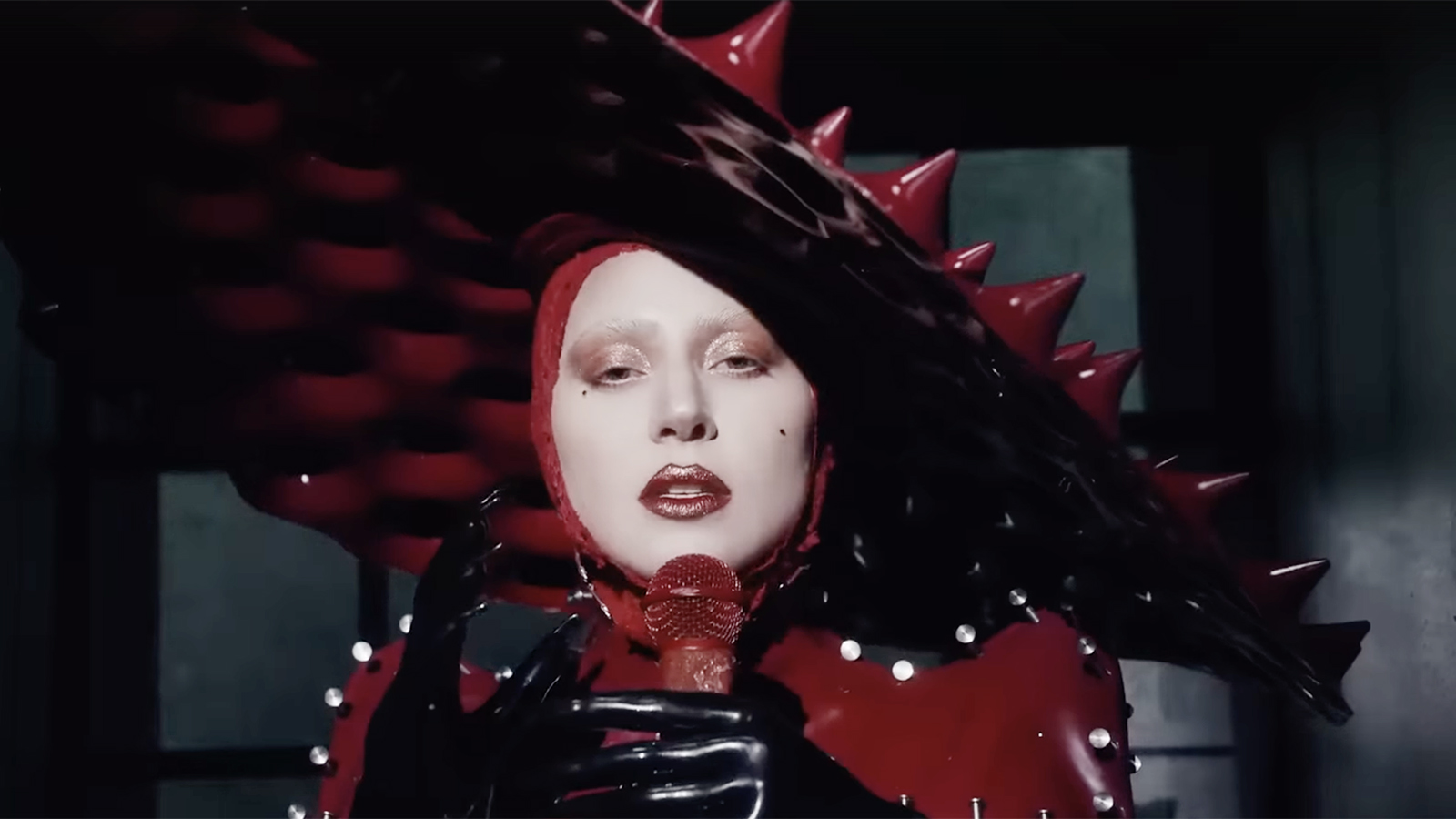 Леди Гага в клипе Abracadabra