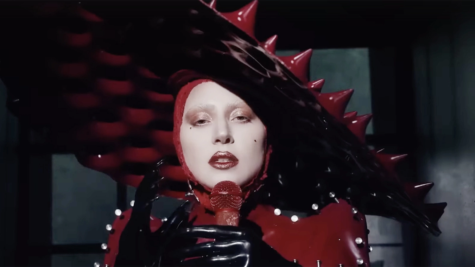 Леди Гага в клипе Abracadabra