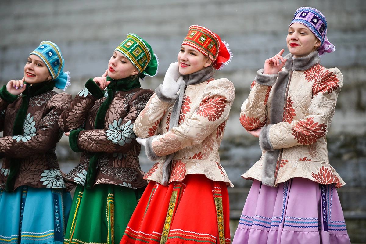 Частушки исполняют на новогодних уличных гуляниях