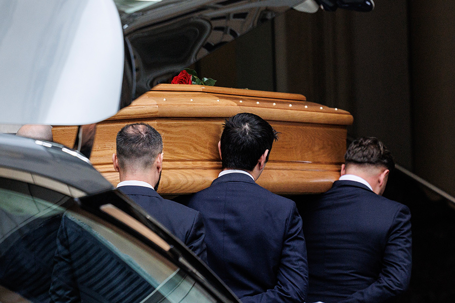 Гроб с телом Гаравани перед началом церемонии прощания у исторической штаб-квартиры Valentino.