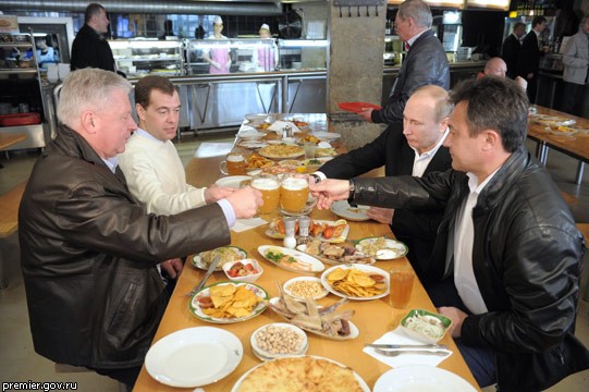 Д.Медведев и В.Путин после шествия выпили пива с токарем 6-го разряда