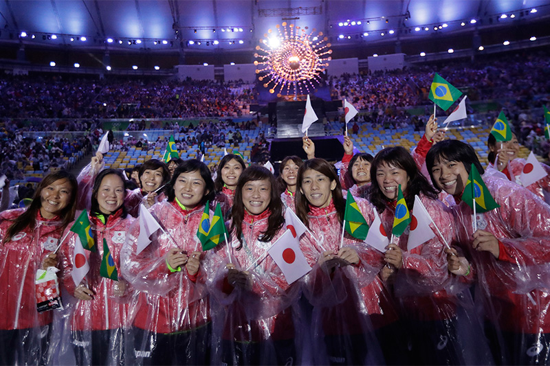 Японские спортсменки на церемонии закрытия Олимпиады