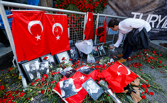 Цветы&nbsp;возле входа в клуб Reina в Стамбуле, где произошел теракт в ночь на 1 января 2017 года


