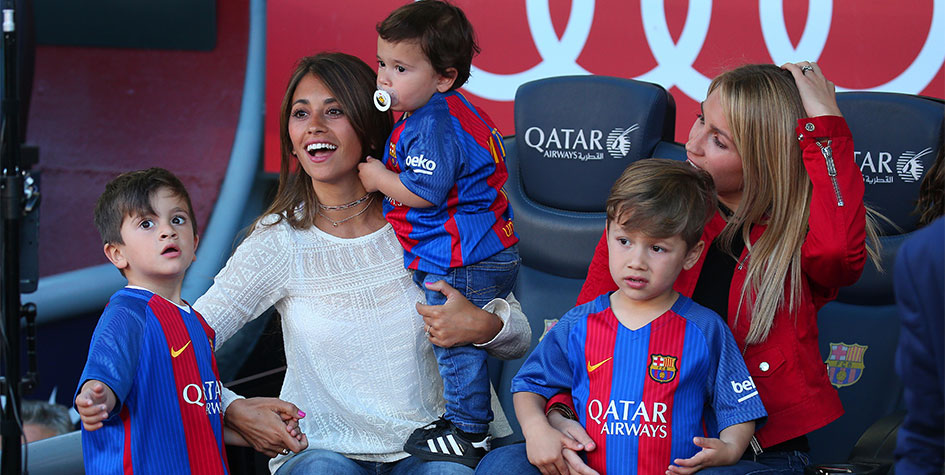 Жены Лионеля Месси и Луиса Суареса с детьми на одном из матчей &laquo;Барселоны&raquo;