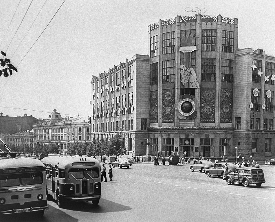 Здание Центрального телеграфа на улице Горького. 1957 год