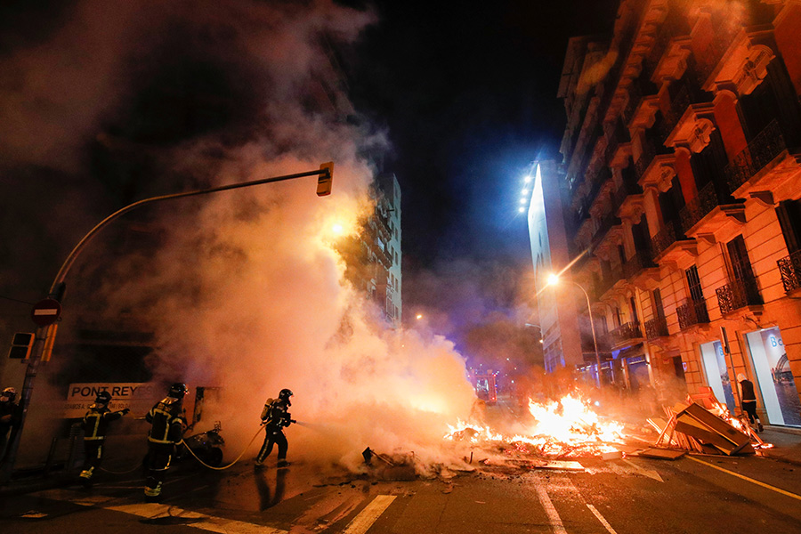 Пожарные борются с пожаром, возникшим в результате протестов, Барселона, 17 февраля 