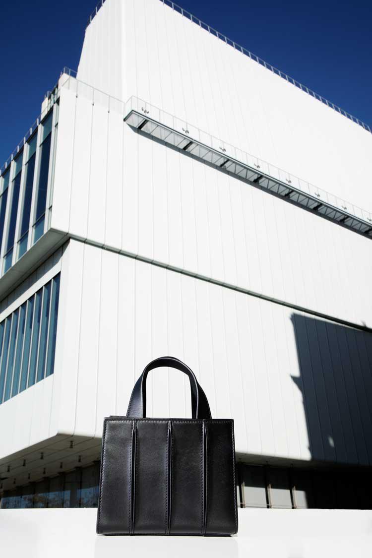 Сумка Whitney Bag на фоне музея Whitney
