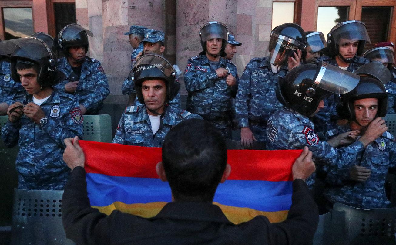 Оппозиция Армении пообещала добиться отставки Пашиняна из-за Карабаха