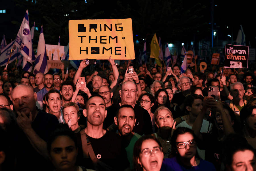 Митингующие недовольны, что правительство затягивает подписание сделки по возвращению заложников ХАМАС.

На фото: протестующие у здания Министерства обороны Израиля. Надпись на плакате: &laquo;Верните их домой&raquo;