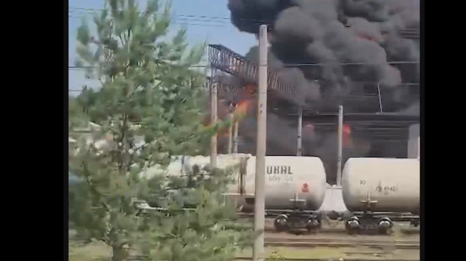 В Казани на предприятии загорелся растворитель. Видео