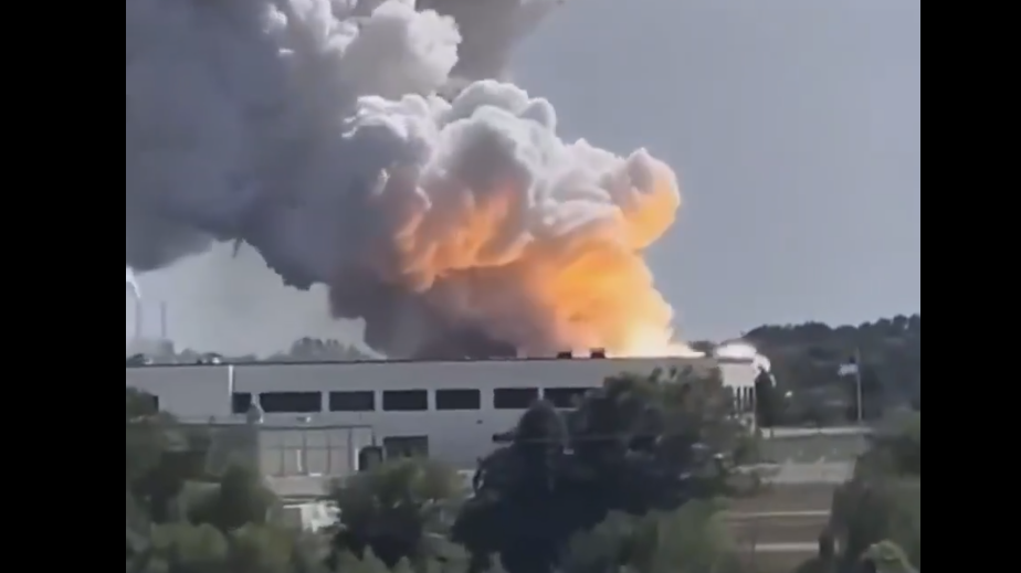 В Индиане вспыхнул пожар на предприятии с опасными химикатами