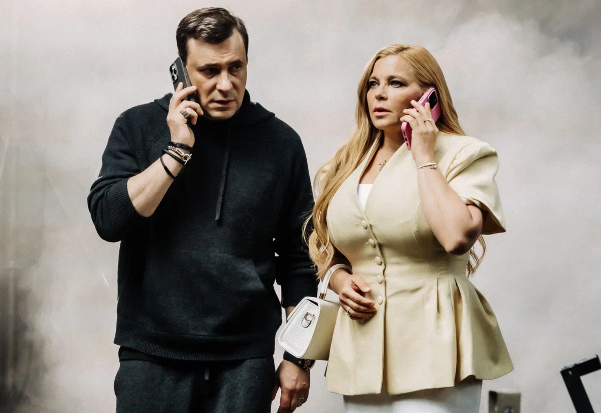 Евгений Цыганов и Ирина Пегова на съемках комедии «Человек, который смеется»