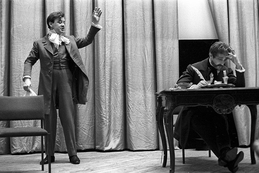 Олег Табаков (слева) и Михаил Козаков в спектакле Галины Волчек &laquo;Обыкновенная история&raquo; в театре &laquo;Современник&raquo;, 1966 год