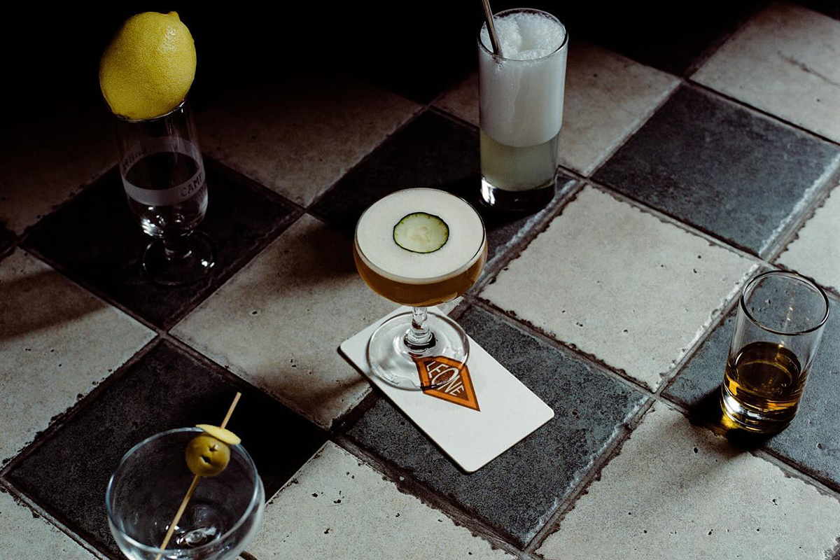 Жюри международного барного конкурса The World's 50 Best Bars опубликовало список лучших 50 баров мира. Первую строчку в нем занял коктейльный бар из Гонконга Bar Leone