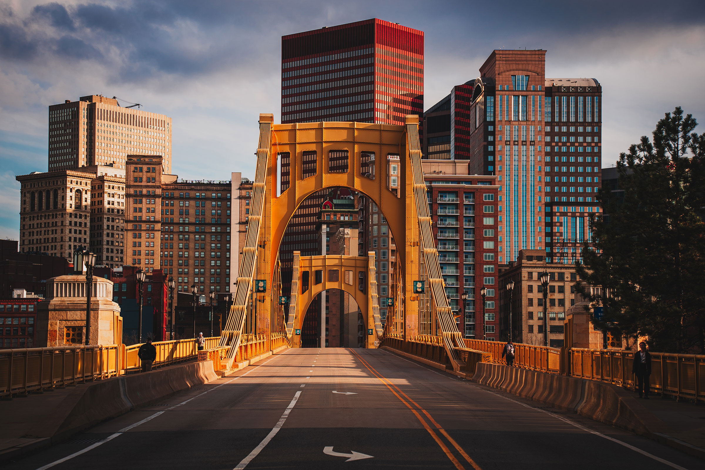 На фото: мост на Седьмой улице, также известный как мост Энди Уорхола в Питтсбурге.

Зачем: в 2026 году здесь завершатся ключевые проекты по оживлению центра.

Что делать: посетить музей Энди Уорхола, подняться на фуникулере Duquesne Incline (работает с 1877 года) с панорамным видом на небоскребы и горы.