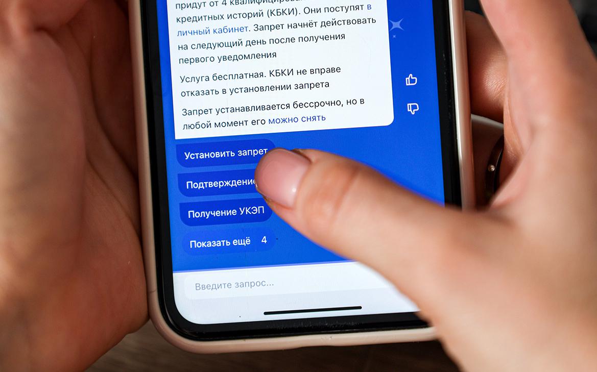 ВТБ рассказал, кто чаще всего пользуется «второй рукой» от мошенников