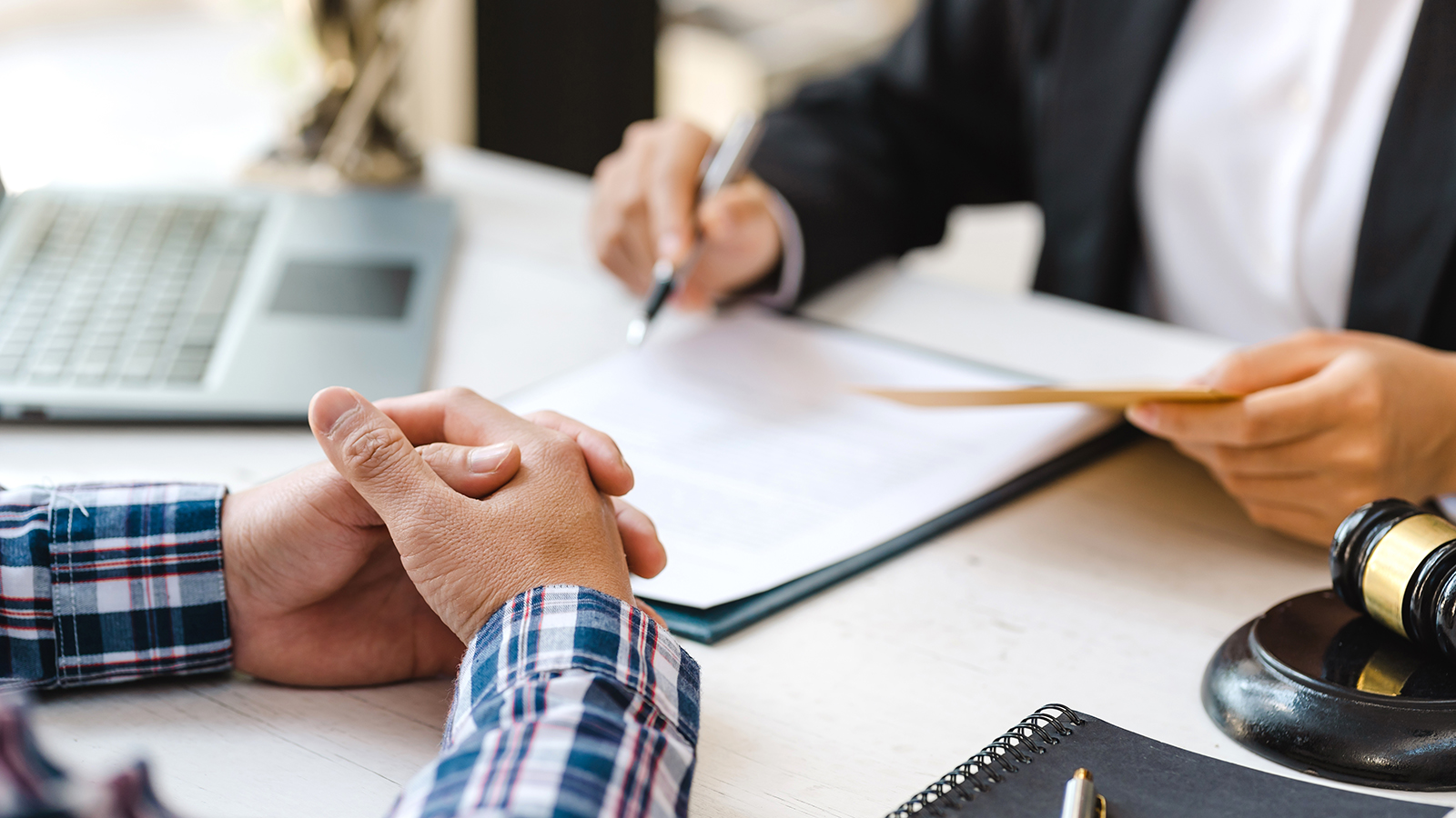 Поверенный — это человек, который официально имеет право действовать от имени другого лица