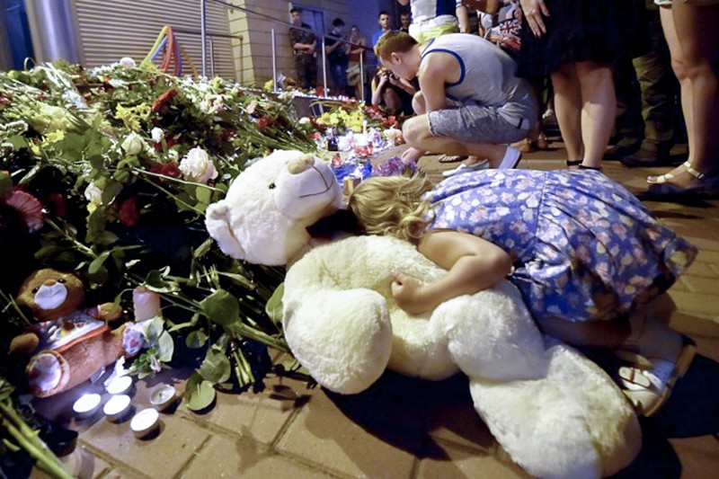 Киевляне начали приносить цветы, игрушки и зажигать свечи у посольства Нидерландов через несколько часов после трагедии. 
