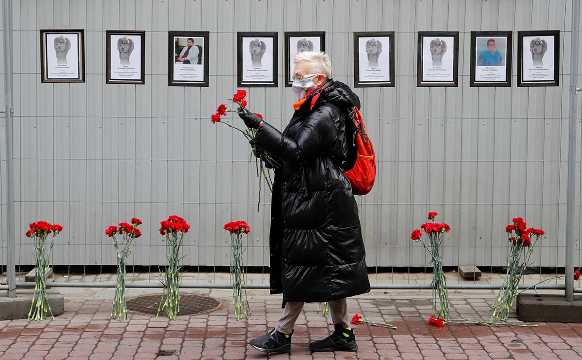 Импровизированный мемориал для медиков, которые скончались в Санкт-Петербурге во время вспышки коронавируса