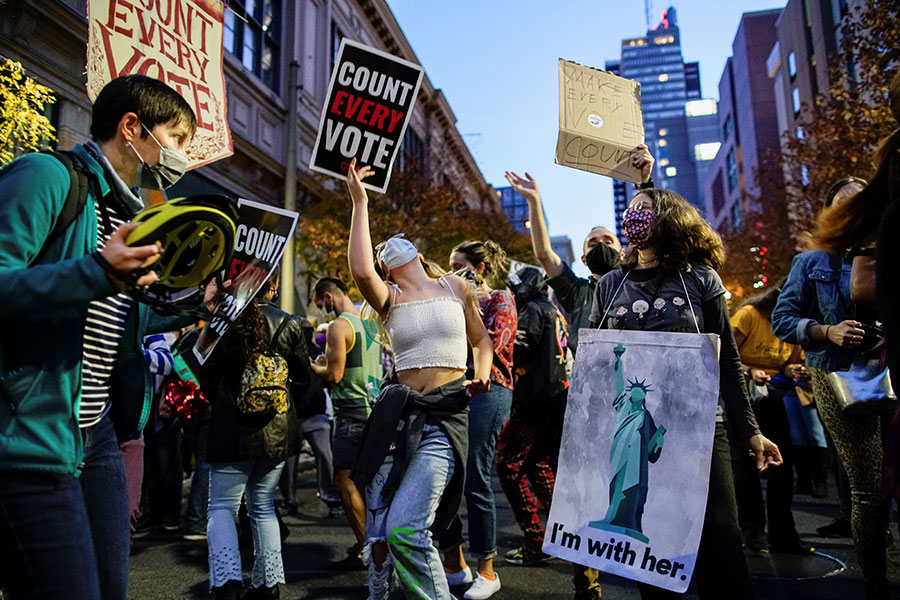 Жители Филадельфии, штат Пенсильвания, тоже вышли с плакатами, призывающими подсчитать все голоса