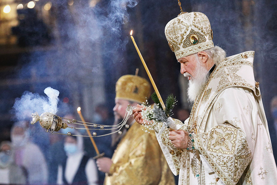 Патриарх Московский и всея Руси Кирилл во время рождественского богослужения в храме Христа Спасителя в Москве