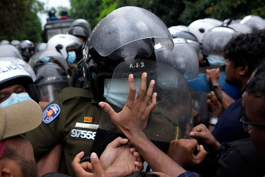 Экономический кризис на Шри-Ланке, оцениваемый экспертами как самый сильный за 74 года существования государства, стал причиной кризиса политического.

На фото: столкновение протестующих с полицией, Коломбо, 8 апреля