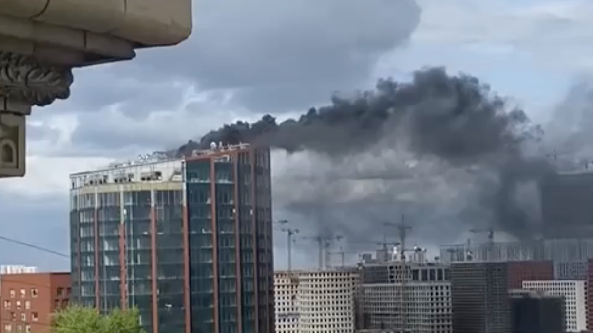 На юге Москвы загорелась крыша строящегося бизнес-центра