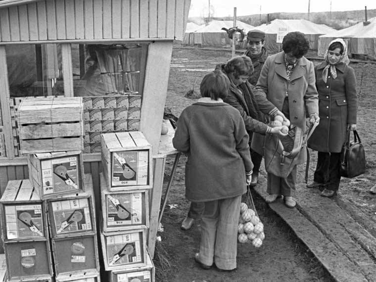 Очередь за апельсинами в палаточном поселке Магистральный, 1974г.