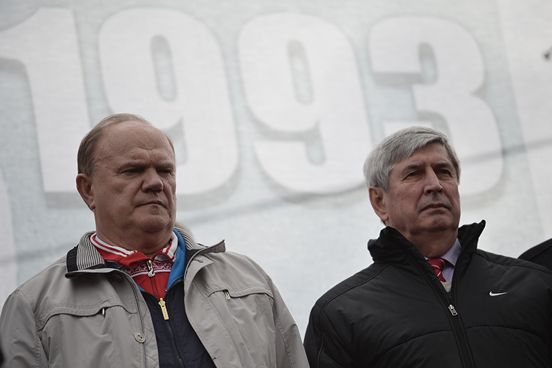 Председатель Коммунистической партии Российской Федерации (КПРФ) Геннадий Зюганов (слева) и заместитель председателя КПРФ Иван Мельников на митинге, посвященном 21-й годовщине трагических событий осени 1993 года.