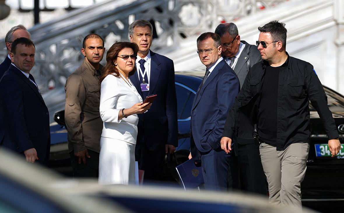 Владимир Мединский рядом с членами российской делегации после второго раунда мирных переговоров между Россией и Украиной в Стамбуле, Турция, 2 июня 2025 года