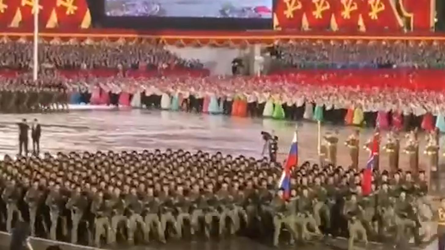 Часть военного парада в Пхеньяне прошла под песню «Служить России»