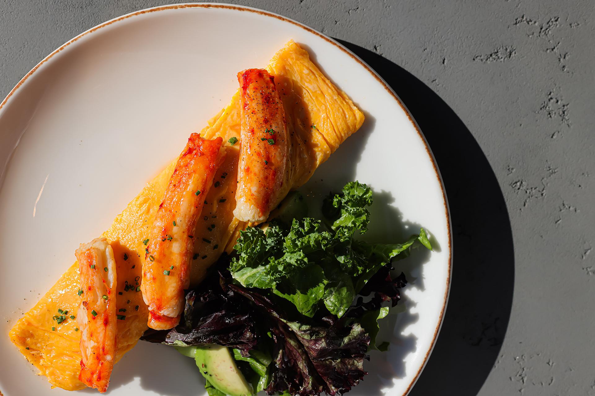 Омлет с крабом в ресторане Alaska Pool Club