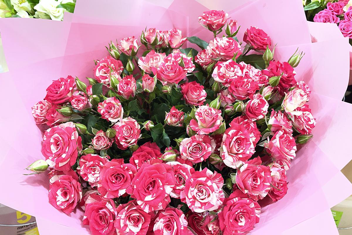 Продажа цветов на Рижском рынке в Москве в преддверии Международного женского дня, 06 марта