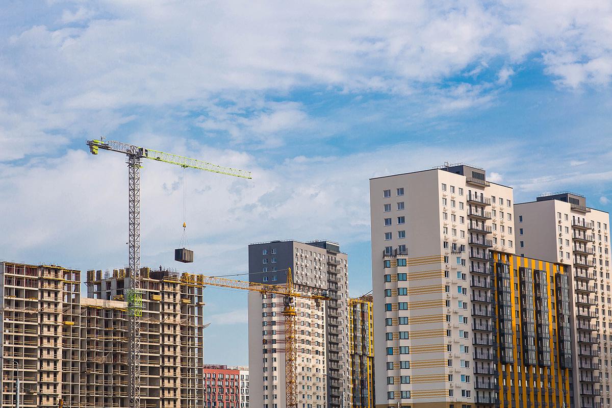 Цена ниже на 25%: насколько выгодно покупать новостройку по