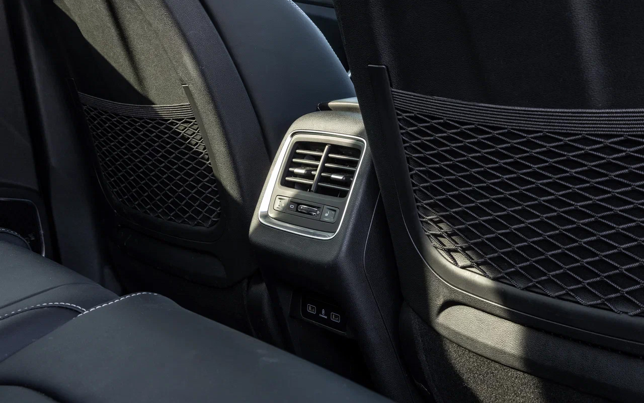 Отдельной климатической зоны на втором ряду Belgee X70 нет, но потоки воздуха разделены. Присутствуют двухступенчатые подогревы и разъемы USB 