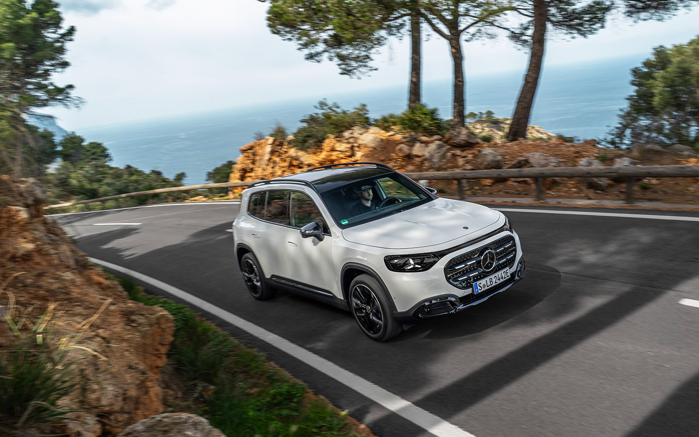 На извилистых дорогах Mercedes-Benz GLB демонстрирует маневренность и управляемость, которых не ожидаешь от высокого внедорожника