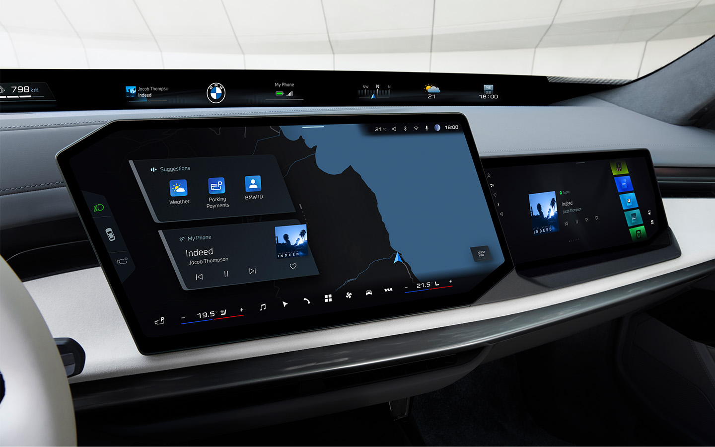 У обновленного BMW-7 Series установлен мультимедийный экран скошенной формы