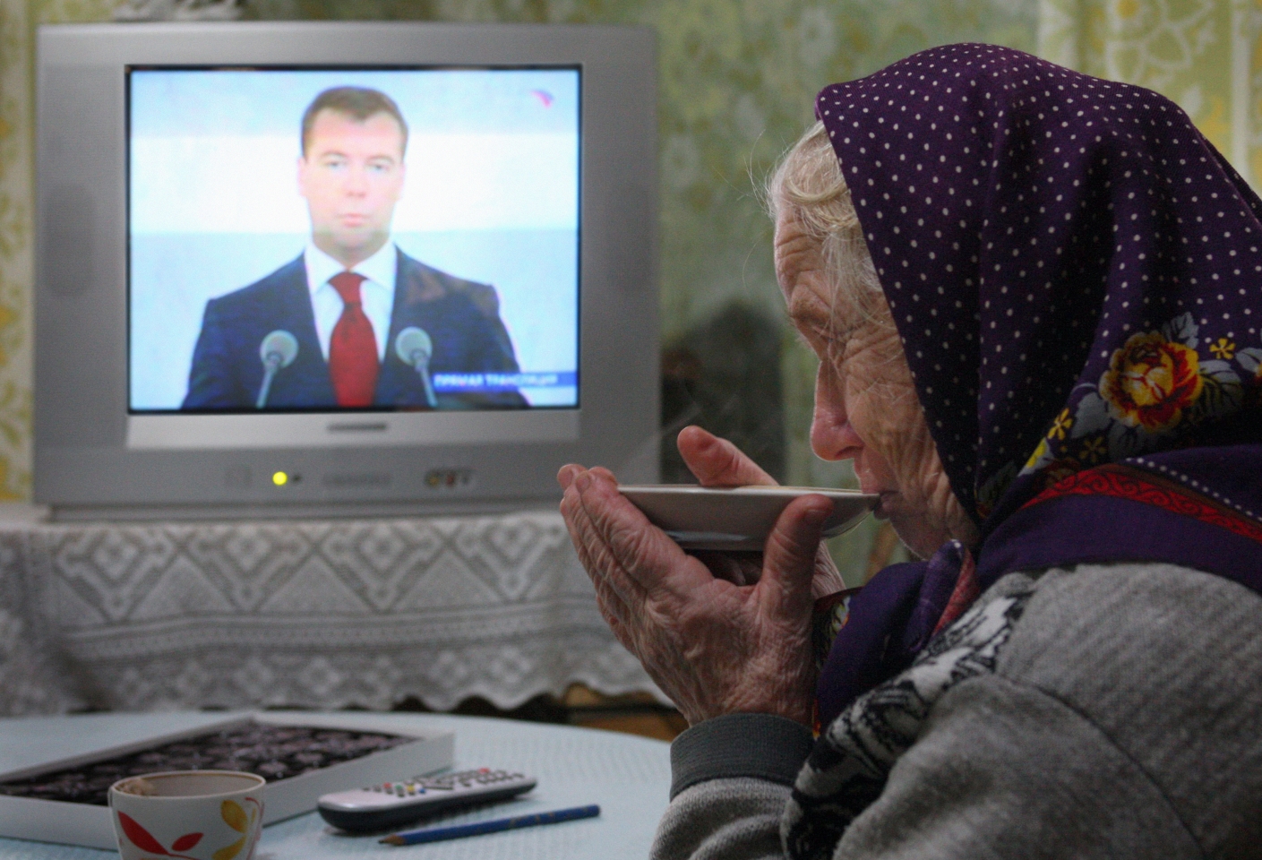 Телевизор смотрю вести. Бабушка у телевизора. Бабушка перед телевизором. Бабка смотрит телевизор. Старики у телевизора.
