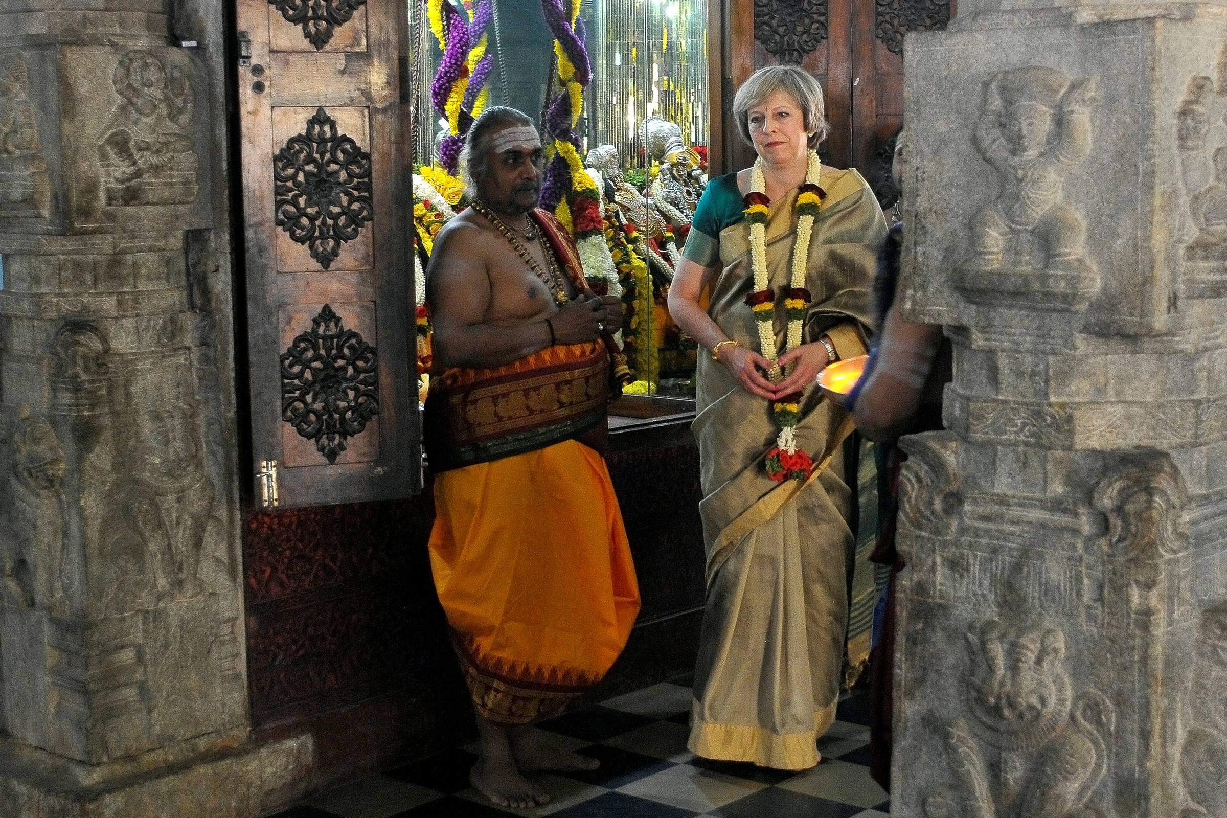 8 ноября 2016 года. Тереза Мэй во время посещения шиваитского&nbsp;храма Халасуру&nbsp;Сомешвара&nbsp;в Бангалоре. Индия

