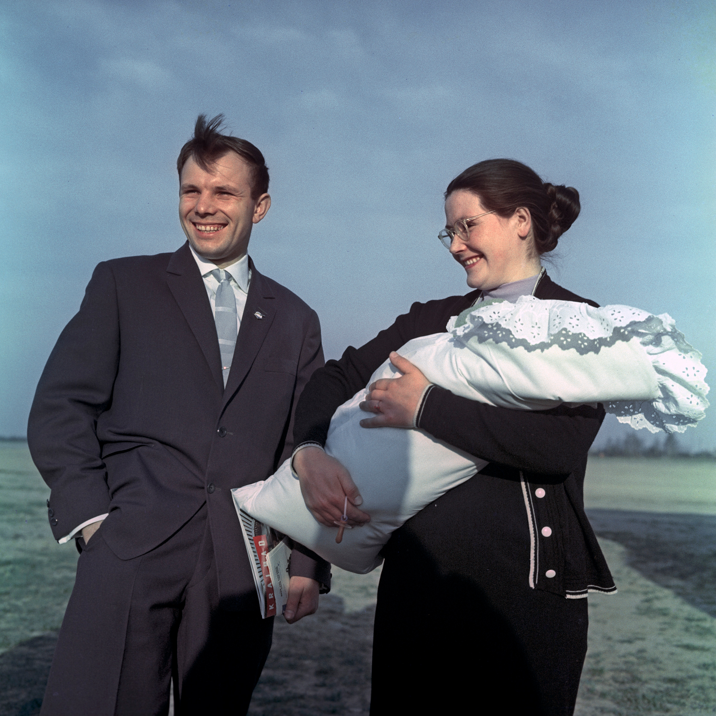 Первый космонавт Юрий Гагарин с супругой Валентиной и дочкой Галей. Май 1961 года

