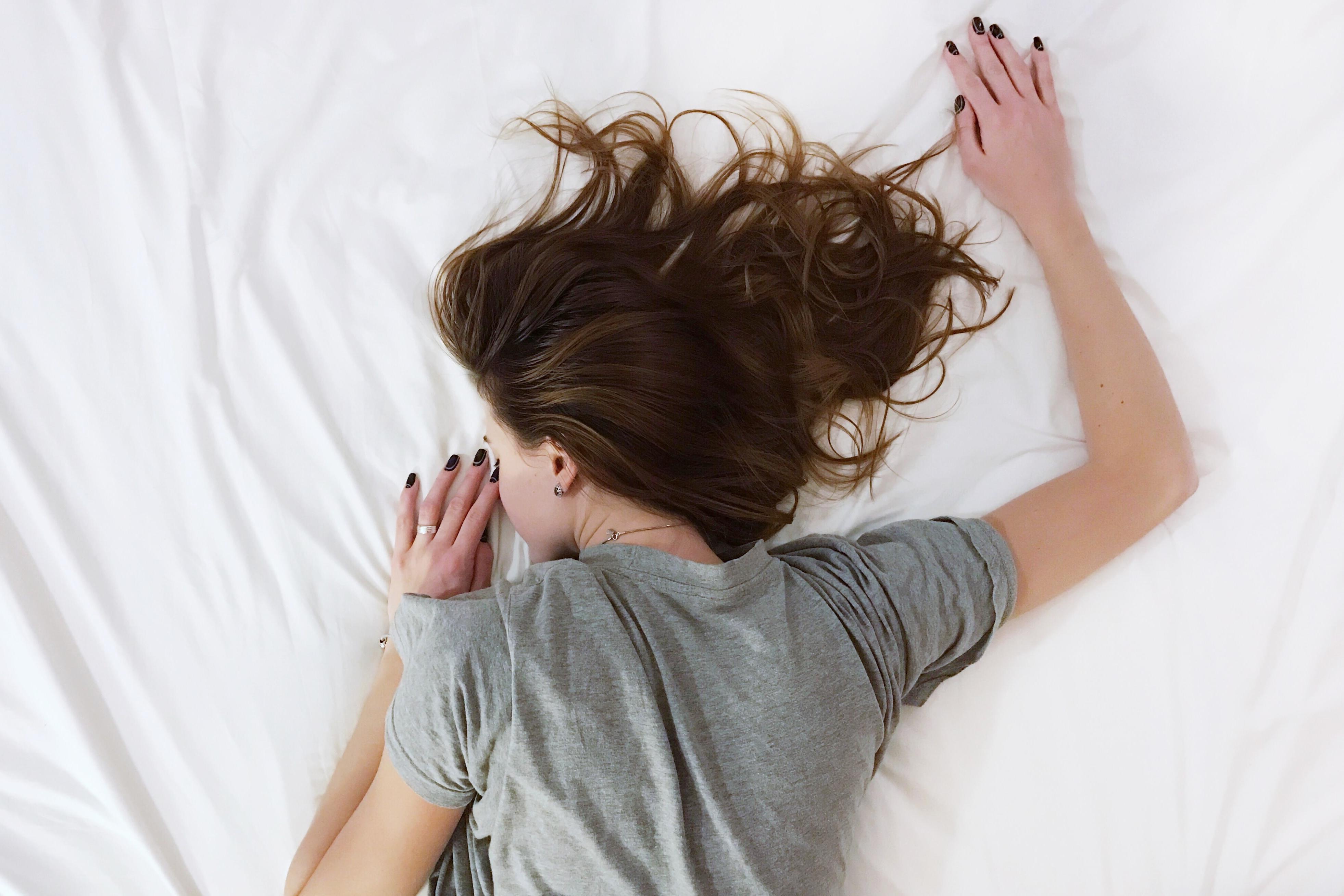 Недостаток сна и его переизбыток негативно сказываются на внутренних процессах, провоцируют воспаления и отеки